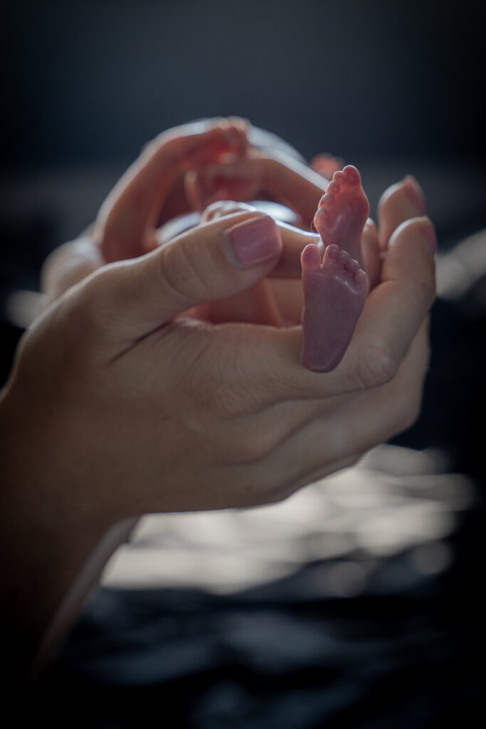 Ook na verlies is er ruimte voor aanraking, troost en verwerking — precies op jouw tempo.

Deze sessie biedt ondersteuning bij rouw na babyverlies of een stilgeboorte.

Je hoeft het niet alleen te dragen. GoGlowMama biedt zachte, liefdevolle begeleiding bij verlies.