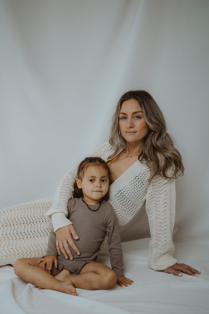 Met een enorme liefde voor mezelf maar ook voor andere mama's die disconnected zijn na de bevalling, groeide het vanzelf.. de kracht die het mij geeft om andere vrouwen te kunnen supporten.. het geeft me die unieke glow die ik niet eerder heb gehad. En die glow gun ik elke mama!