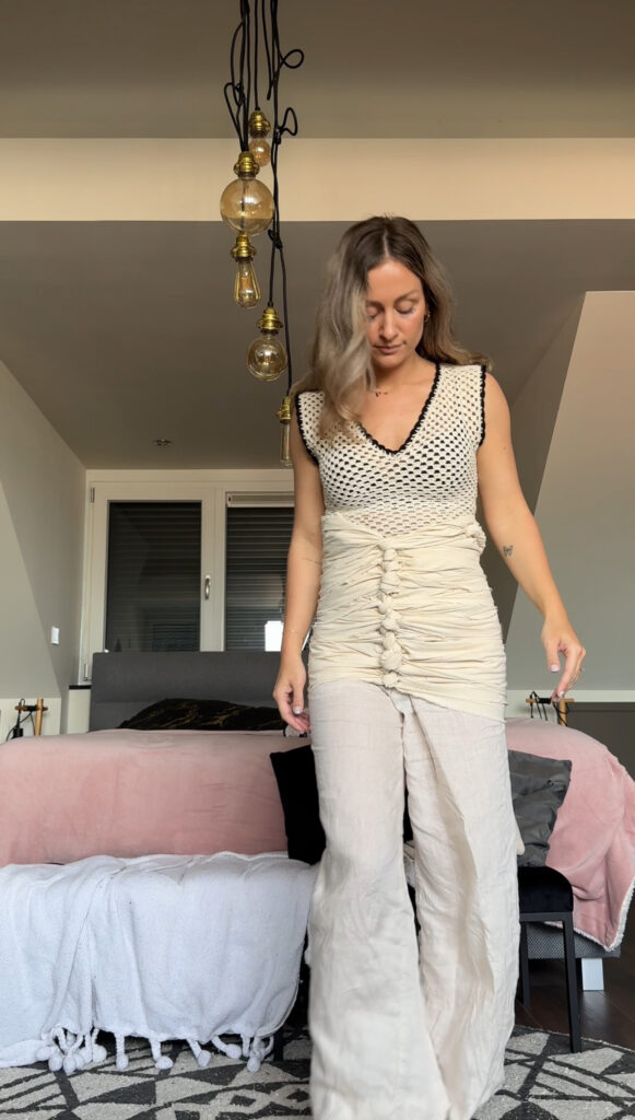 Een buikbinding zorgt voor liefdevolle ondersteuning die mama helpt om weer in haar kracht te staan. Een Bengkung Bellybind is een traditionele Maleisische methode voor het buikbinden van de pas bevallen mama.