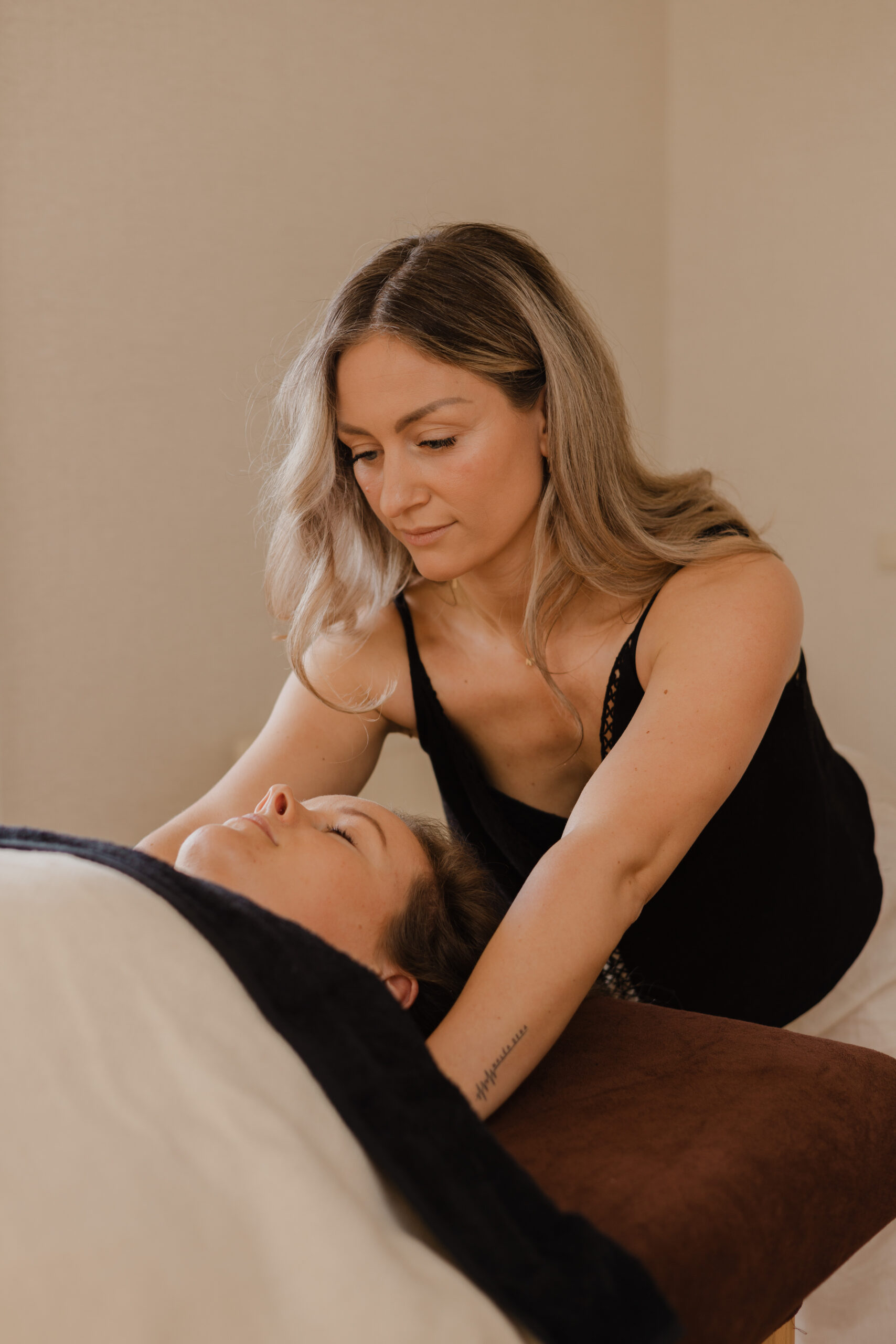 mamamassage
zelfzorg na bevalling
postpartum herstel
veilige ruimte voor moeders
zachte aanraking na bevalling
postpartum zorg
postpartum massage aan huis