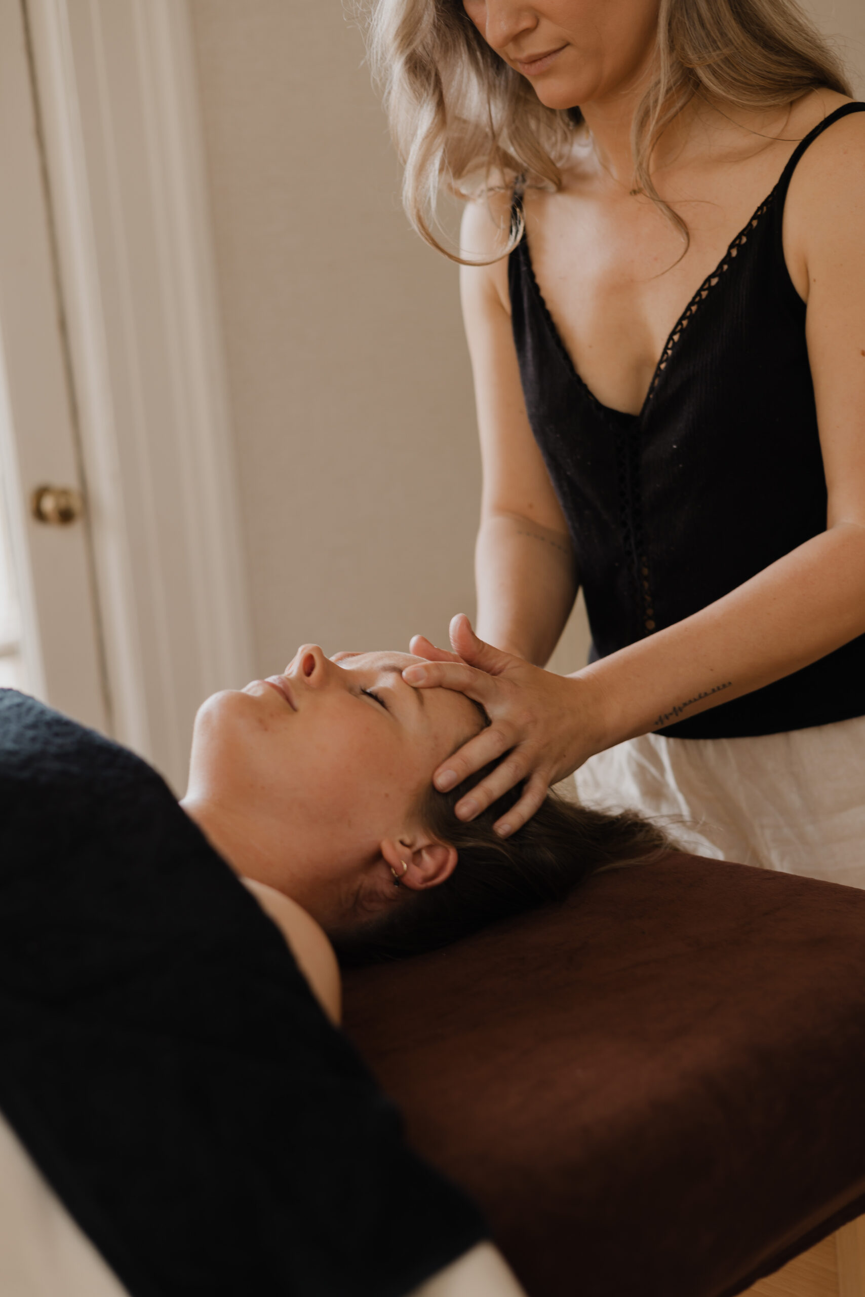 De massage zet het zelfherstellend vermogen van je lichaam aan en helpt met:

ontspannen, verwerken en contact te maken met je (nieuwe) lichaam

het afvoeren van vocht

het afvoeren van afvalstoffen

het aanslingeren/versterken van je melkproductie

het balanceren van je hormoonhuishouding (bv het afvoeren van adrenaline die tijdens de bevalling wordt aangemaakt en nog een tijdje blijft hangen, waardoor je minder rusteloos wordt en beter kunt slapen)

verminderen van de spierpijn van het persen (bevalling = gelijk aan meerdere marathons!)

het slinken van de baarmoeder en het loslaten van oud bloed

postpartum massage purmerend