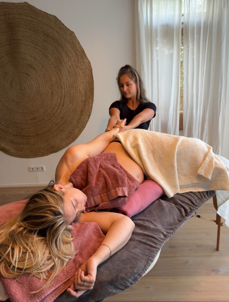 Ontvang een ontspannende zwangerschapsmassage aan huis in jouw vertrouwde omgeving.

Deze zachte aanraking ondersteunt je lichaam tijdens de zwangerschap én bereidt je voor op de bevalling.

Een moment van rust en verbinding voor jou en je baby, precies wanneer je het nodig hebt.