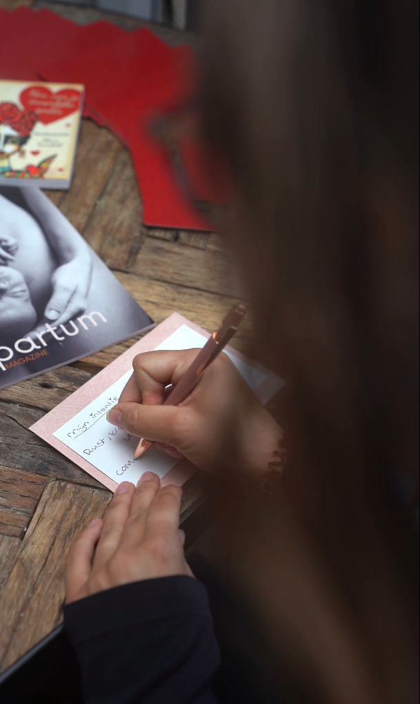 Hoe mooi zou het zijn als meer organisaties postpartum zorg omarmen? Niet alleen als extraatje, maar als structureel onderdeel van vitaliteit en duurzame inzetbaarheid. Daarmee geef je moeders de ruimte om écht te herstellen en sterker terug te keren – voor zichzelf én voor jouw organisatie.